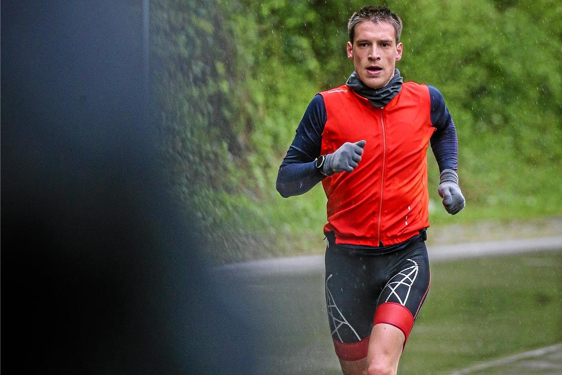 Die Vorjahressieger landen diesmal auf Rang zwei Mit Jacke, Handschuhen und Halstuch in Richtung Sieg: Maximilian Reihn. FoTo A. Becher