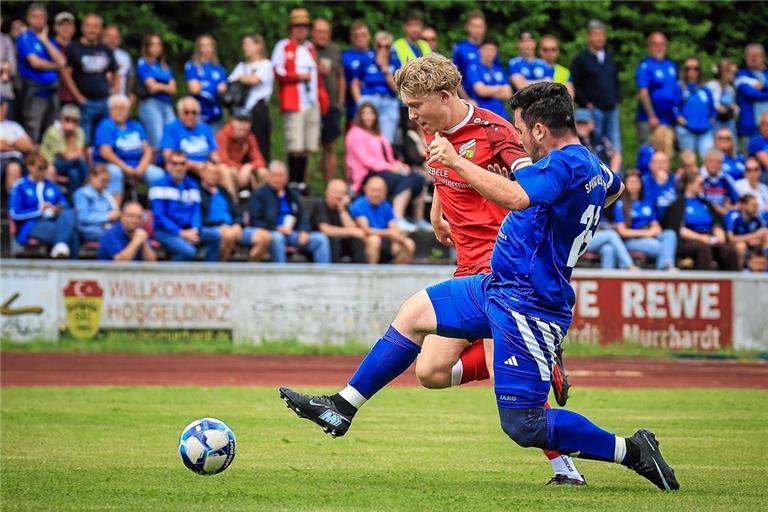 Mit Jannick Maurer hatte Kleinaspachs Defensive um Luc Allmendinger (blau) große Probleme. Spiegelbergs Torjäger schnürte beim 6:2-Sieg einen Dreierpack. Foto: Alexander Becher