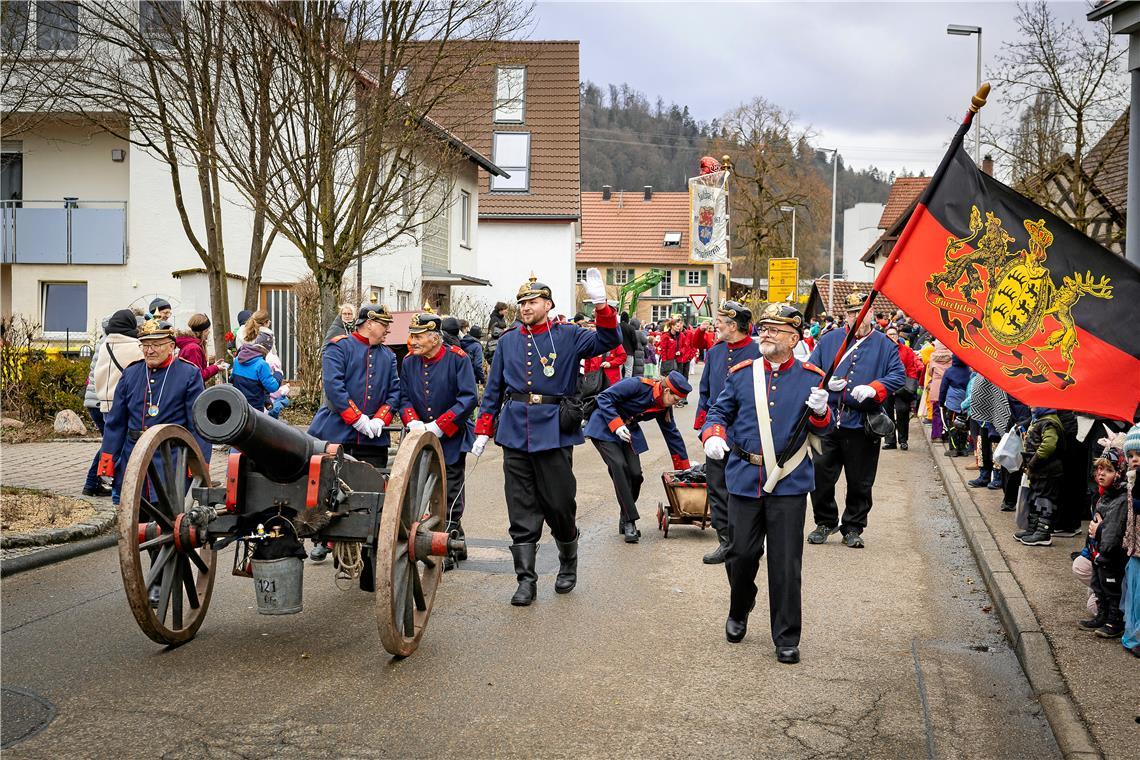 Mit Kanonenschlägen geht es durch die Ortsmitte.
