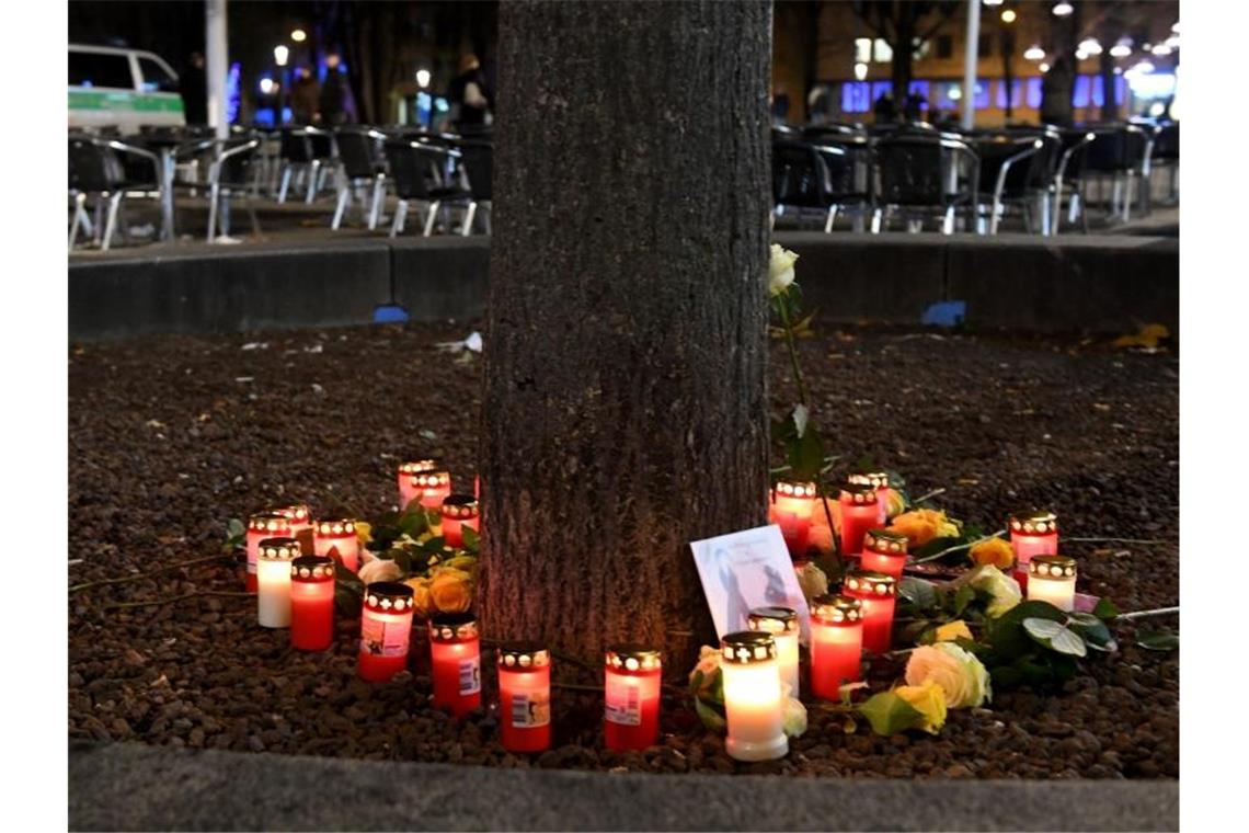 Mit Kerzen und Blumen wird in der Innenstadt von Augsburg an die tödliche Auseinandersetzung erinnert. Foto: Stefan Puchner/dpa