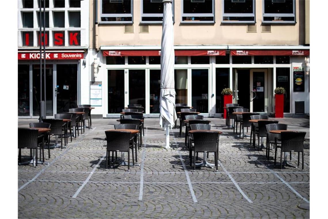 Dehoga: Sieben Milliarden Verlust durch Corona-Schließungen Mit Klebestreifen hat ein Cafe die Sicherheitsabstände zwischen den einzelnen Tischen markiert. Foto: Marius Becker/dpa
