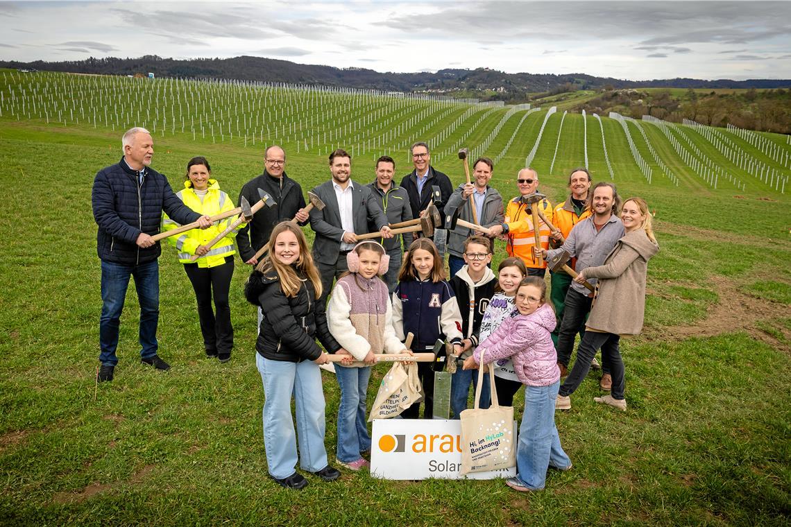Mit kräftigen Hammerschlägen zugange (hintere Reihe, von links): Reiner Crestani (DGS), Inés Arau (Arausol), Heiko Melzer (DGS), Daniel Bogner, Gemeinderat Timo Kleeh, Landrat Richard Sigel, Jochen Roos (Büro Roosplan), Dietmar Buchfink (Bauleiter Arausol), Gemeinderäte Dietmar Schönberger und Jan Hutzenlaub, Bauamtsleiterin Sarah Kienzle-Krauter und Kindergemeinderäte (vorne). Fotos: Alexander Becher