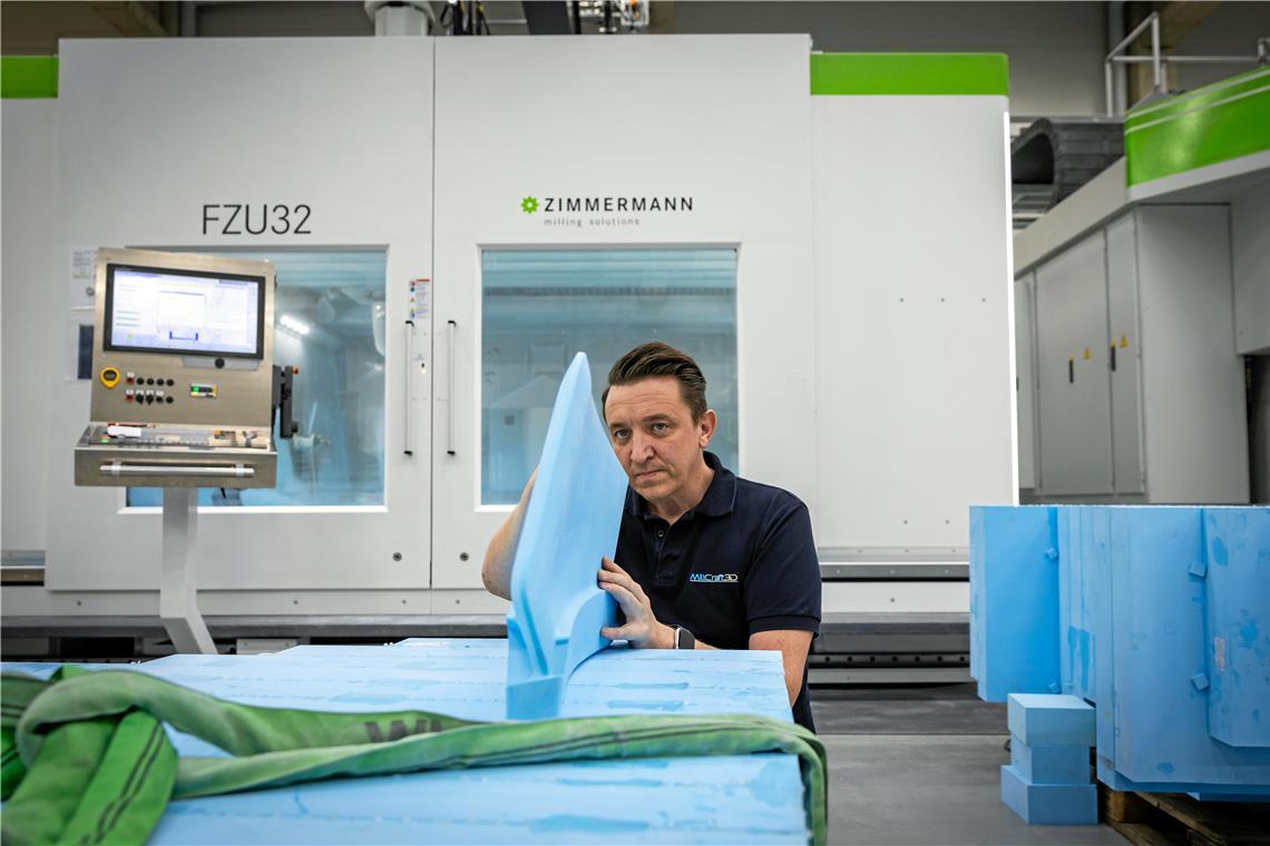 Teile aus Backnang für die Formel 1 Mit kritischem Blick prüft Sven Goldschmidt das Modell eines Karosserieteils für ein hochmotorisiertes Hypercar, denn die Kundschaft stellt hohe Ansprüche. Foto: Alexander Becher
