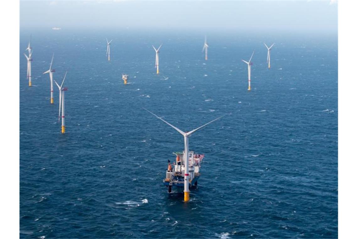 Amt erteilt Baugenehmigung für großen Windpark in Nordsee Mit künftig sechs Windparks will das dänische Unternehmen Örsted 2,5 Millionen deutsche Haushalte mit Strom versorgen. (Symbolbild). Foto: Kurt Desplenter/BELGA/dpa