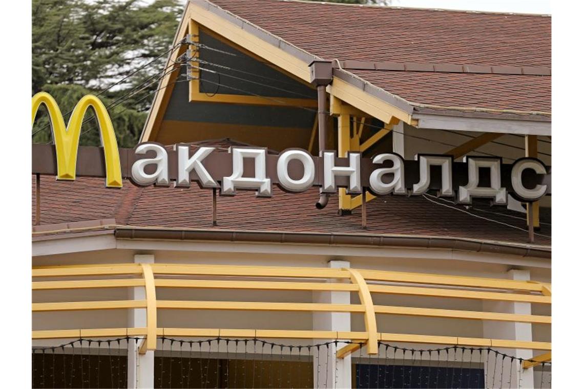 Mit kyrillischen Buchstaben steht „McDonalds“ über einer Filiale der amerikanischen Fastfood-Kette McDonalds. Foto: Jan Woitas/Zentralbild/dpa