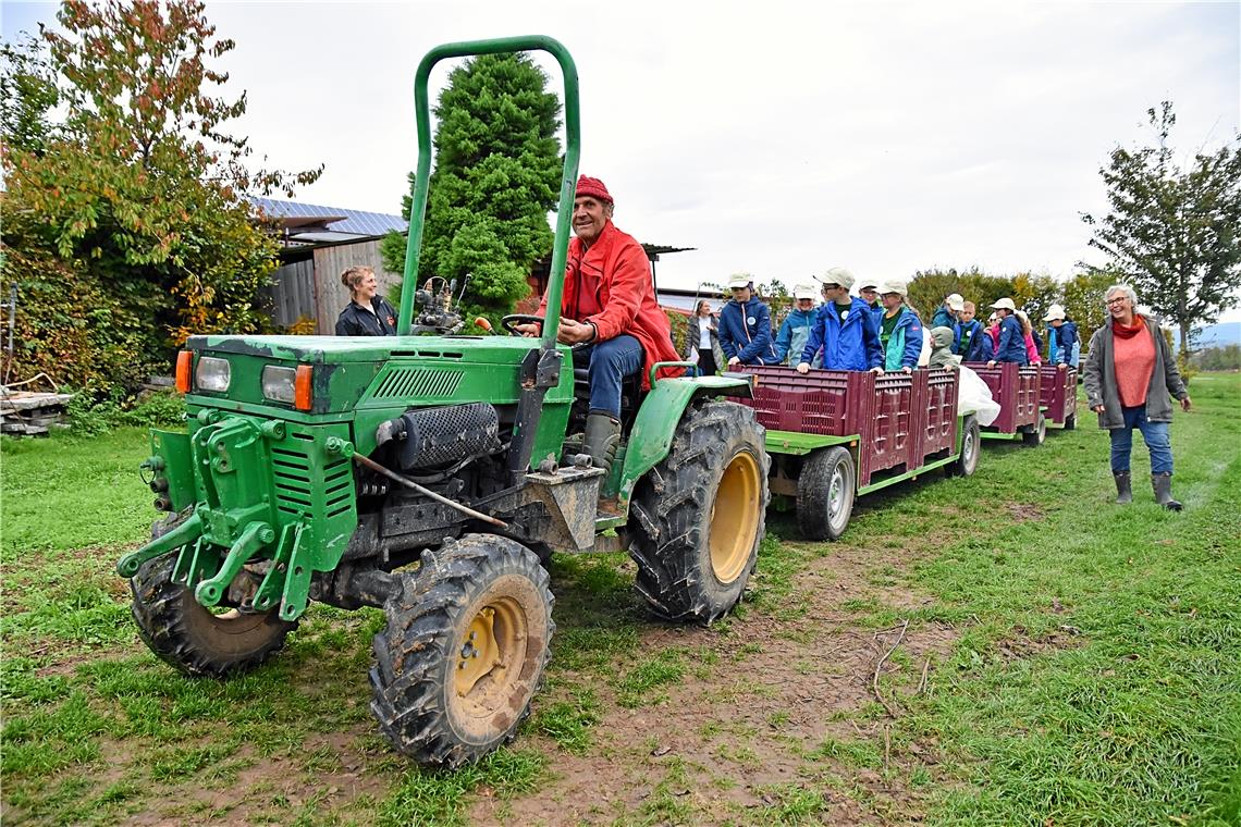 Mit Landwirt Georg Adrion auf dem Traktor geht’s für die Minigärtner im Zügle zum Acker.