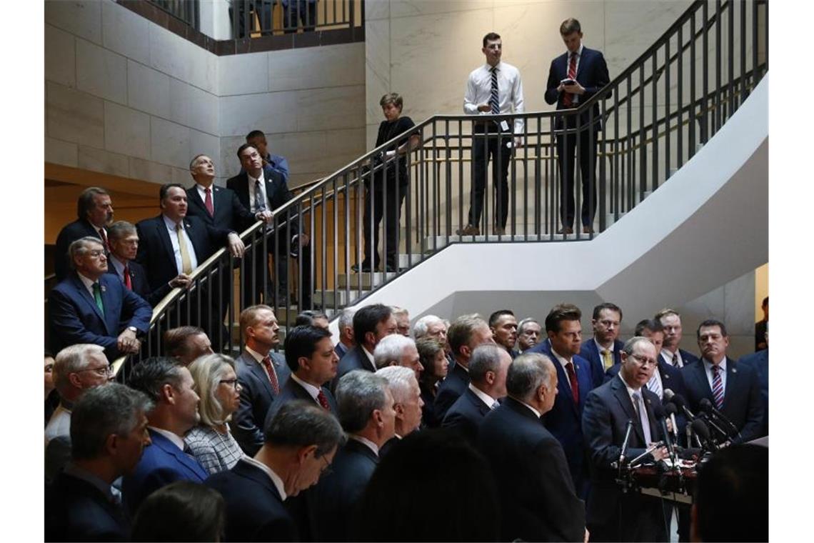 Mit „Lasst uns rein!“-Rufen hatten die Abgeordneten nach einem Bericht der „New York Times“ Einlass verlangt und sich an den Polizisten des Kapitols vorbei in den Anhörungsraum gedrängt. Foto: Patrick Semansky/AP/dpa
