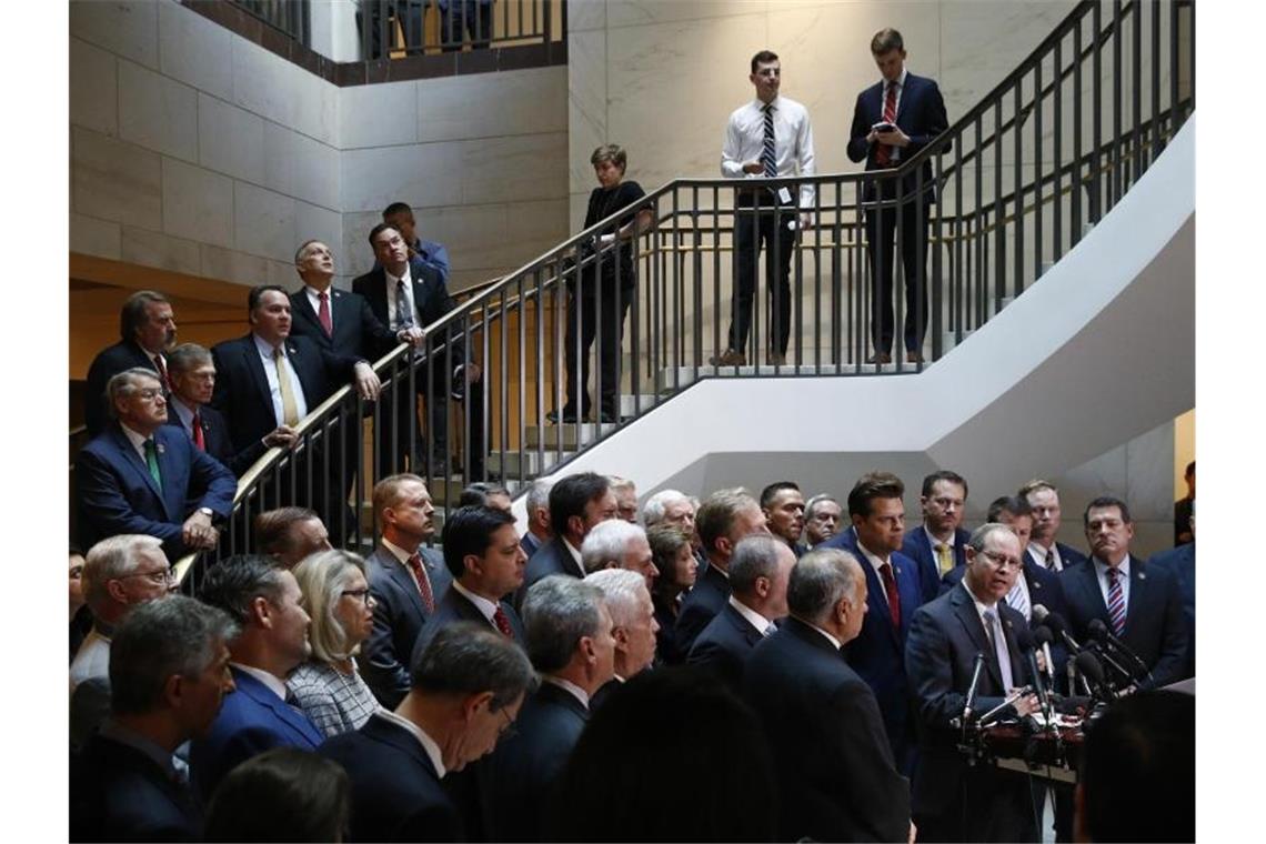 Eklat im Kongress: US-Republikaner stürmen Ukraine-Anhörung Mit „Lasst uns rein!“-Rufen hatten die Abgeordneten nach einem Bericht der „New York Times“ Einlass verlangt und sich an den Polizisten des Kapitols vorbei in den Anhörungsraum gedrängt. Foto: Patrick Semansky/AP/dpa