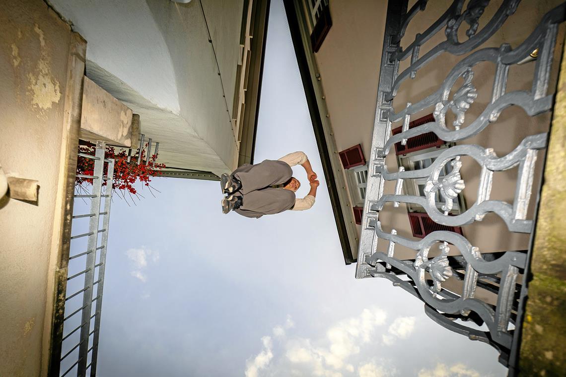 Mit Leichtigkeit und ohne Angst springt Parkourläufer Dennis Eitle aus Weissach im Tal auf das Geländer des Helferhauses. Fotos: Alexander Becher