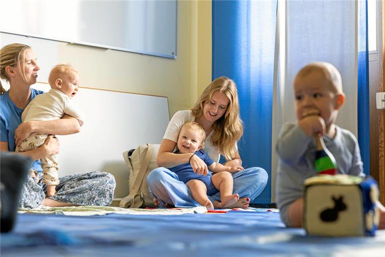 Mit Liedern, Spielen und ersten Bewegungen stärken Mütter die Bindung zu ihren Babys – und finden dabei auch Anschluss. Foto: Alex Becher