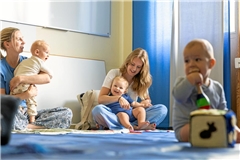Mit Liedern, Spielen und ersten Bewegungen stärken Mütter die Bindung zu ihren Babys – und finden dabei auch Anschluss. Foto: Alex Becher
