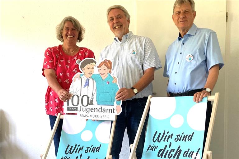 Mit Liegestühlen und einem eigenen Jubiläumslogo will sich das Kreisjugendamt auf Festen und Veranstaltungen präsentieren: (von links) die stellvertretende Leiterin Birte Brinkmann, Amtsleiter Holger Gläss und der ehemalige Chef Peter Wieland.Foto: Kornelius Fritz