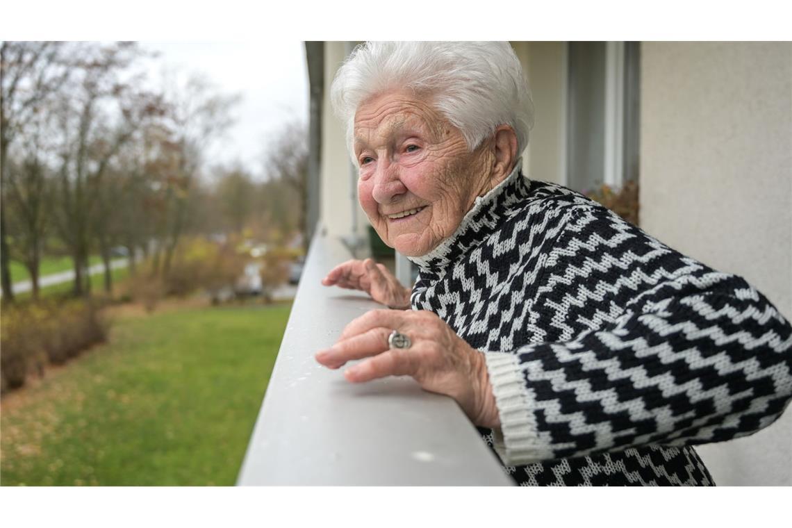 Mit Liegestützen am Balkongeländer hält sich Quaas fit.