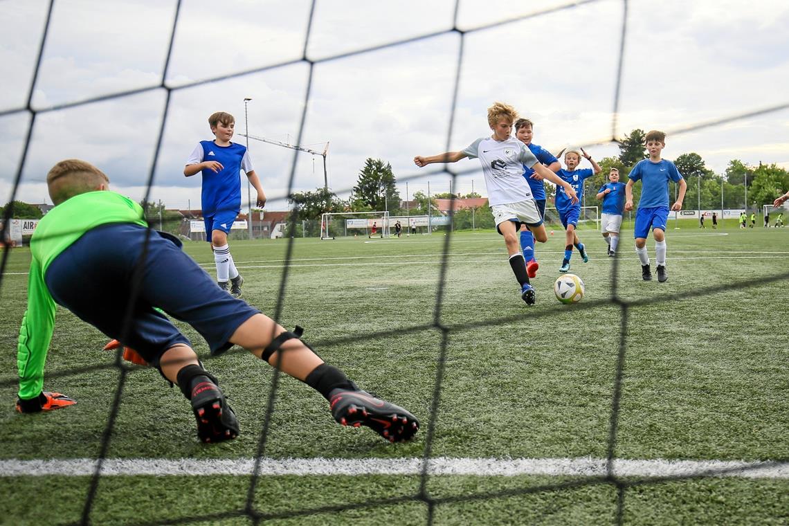Mit Freude und Ehrgeiz rasch ans Ziel Mit links zum Torerfolg: Lukas Bernhard und seine Steinbacher Freunde zeigten bei der Lösung der Aufgabe großes Geschick. Foto: A. Becher