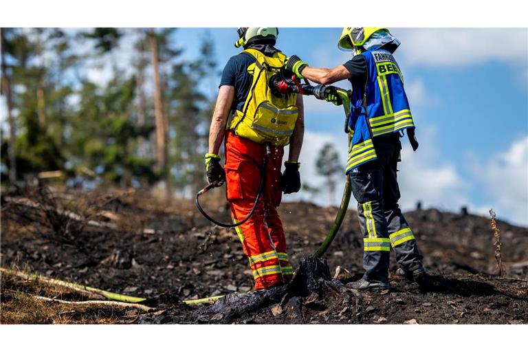 Mit Löschrucksäcken gehen die Feuerwehrleute etwa gegen Glutnester vor.