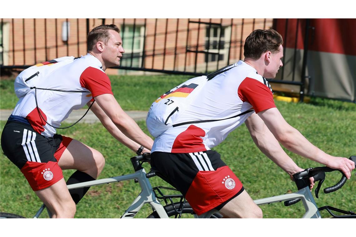 Mit Manuel Neuer (l.) versteht sich Jonas Urbig (r.) sehr gut.