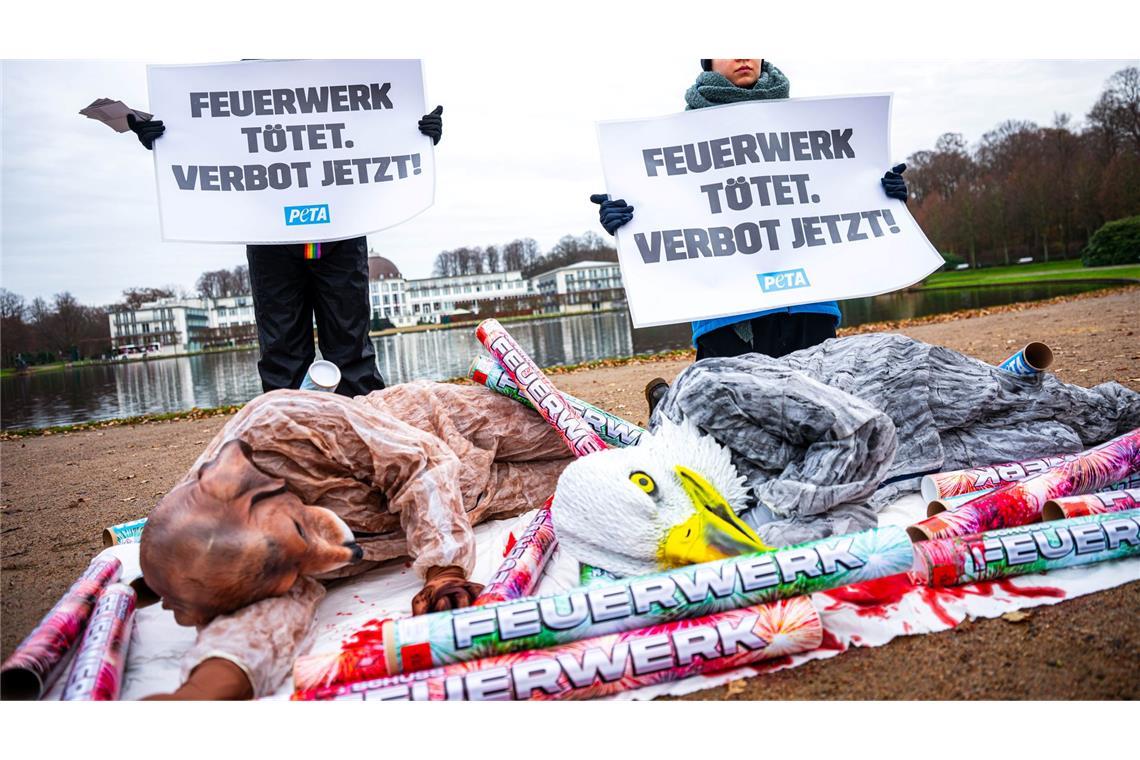 Mit Masken und Kunstblut protestieren Aktivisten in Bremen gegen Feuerwerk.