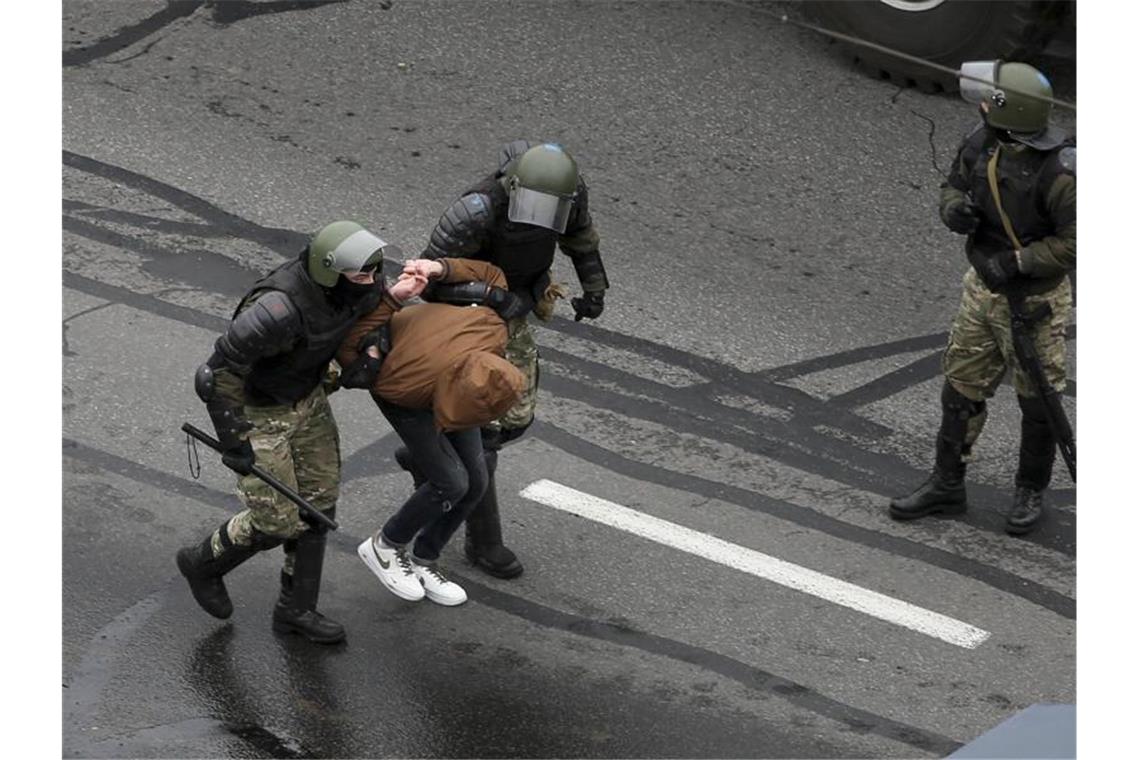 Proteste: In Belarus wird der massiven Gewalt getrotzt Mit massiver Gewalt sind Sicherheitskräfte den Demonstrationen gegen Machthaber Alexander Lukaschenko entgegengetreten. Foto: Uncredited/AP/dpa