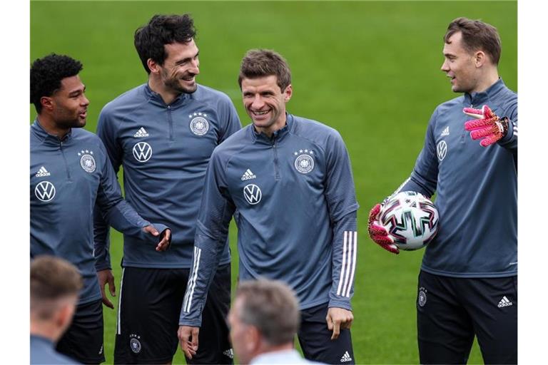 Mit Mats Hummels (2.v.l.) und Thomas Müller (2.v.r.) startet die DFB-Elf gegen Dänemark. Foto: Christian Charisius/dpa