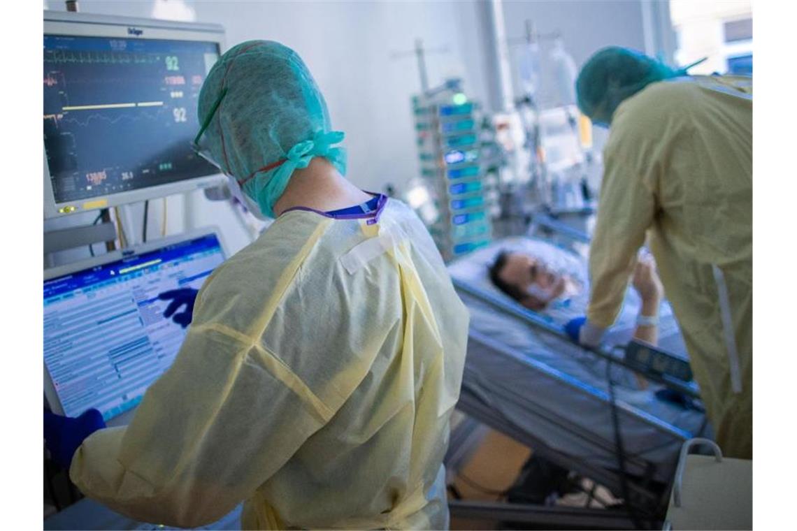 Mehr als 3000 Covid-Patienten auf Intensivstationen Mit mehr als 3000 belegten Intensivbetten ist die Belastung für Krankenschwestern und Pflegekräfte hoch. Foto: Jens Büttner/dpa-Zentralbild/dpa