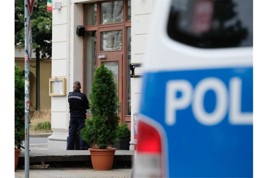 Bundespolizei geht gegen Scheinehen vor: 28 Festnahmen Mit mehr als 500 Beamten ist die Bundespolizei gegen bandenmäßige Scheinehen vorgegangen. Foto: Sebastian Willnow