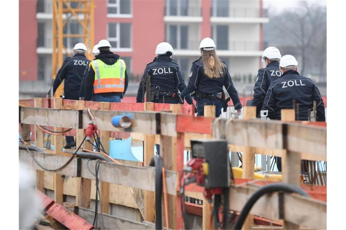 Mit mehr Befugnissen und mehr Personal für den Zoll will die Bundesregierung illegale Beschäftigung vermehrt bekämpfen. Foto: Arne Dedert