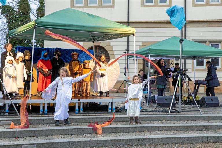 Mit mehreren Geschwistergruppen als Darsteller gelang das Krippenspiel der Stiftskirchengemeinde auch unter Coronabedingungen. Fotos: A. Becher