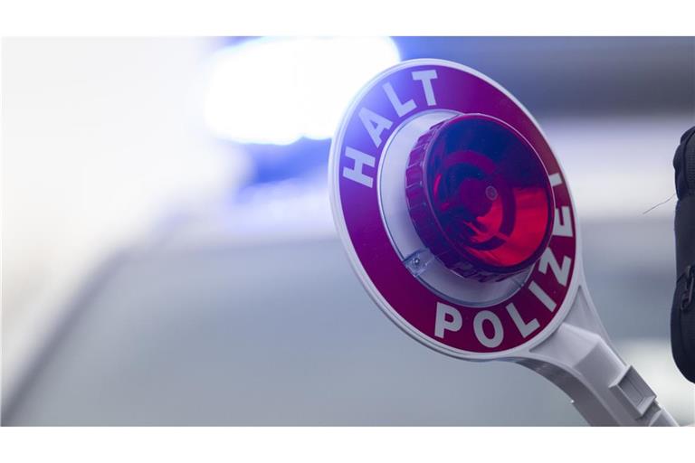 Mit mehreren gestohlenen Schildern im Auto versuchen fünf junge Männer, einer Polizeistreife in Öhringen zu entkommen (Symbolfoto).