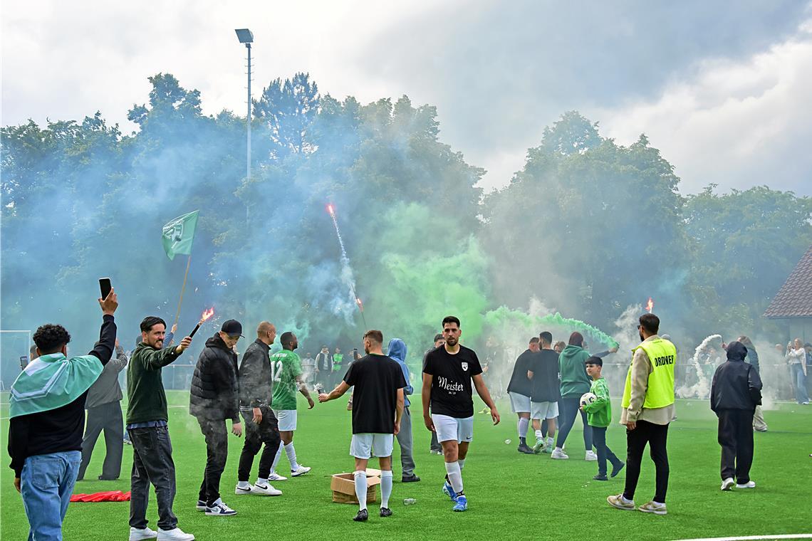 Mit mehrfachen Zündeleien wie hier bei der Aufstiegsparty erweisen Fans des FC Viktoria dem Verein einen Bärendienst. Foto: Tobias Sellmaier