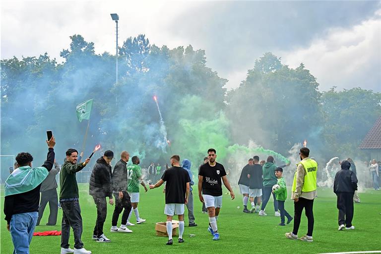 Mit mehrfachen Zündeleien wie hier bei der Aufstiegsparty erweisen Fans des FC Viktoria dem Verein einen Bärendienst. Foto: Tobias Sellmaier