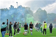 Mit mehrfachen Zündeleien wie hier bei der Aufstiegsparty erweisen Fans des FC Viktoria dem Verein einen Bärendienst. Foto: Tobias Sellmaier