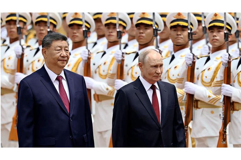 Mit militärischen Ehren und rotem Teppich empfing   Chinas Staatschef Xi Jinping Russlands Präsident Wladimir Putin.