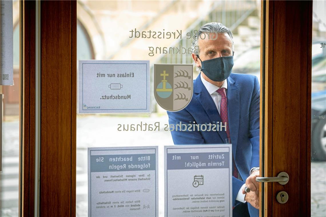 Mit Mundschutz kehrt Frank Nopper nach überstandener Coronainfektion an seinen Arbeitsplatz im Backnanger Rathaus zurück.Foto: A. Becher