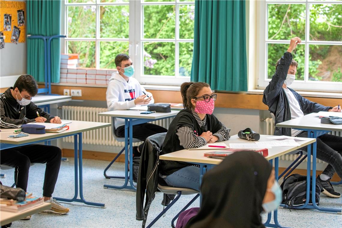 Mit Mundschutz und viel Abstand: Unterricht für die Hälfte der 10b in der Schickhardt Realschule. Foto: A. Becher