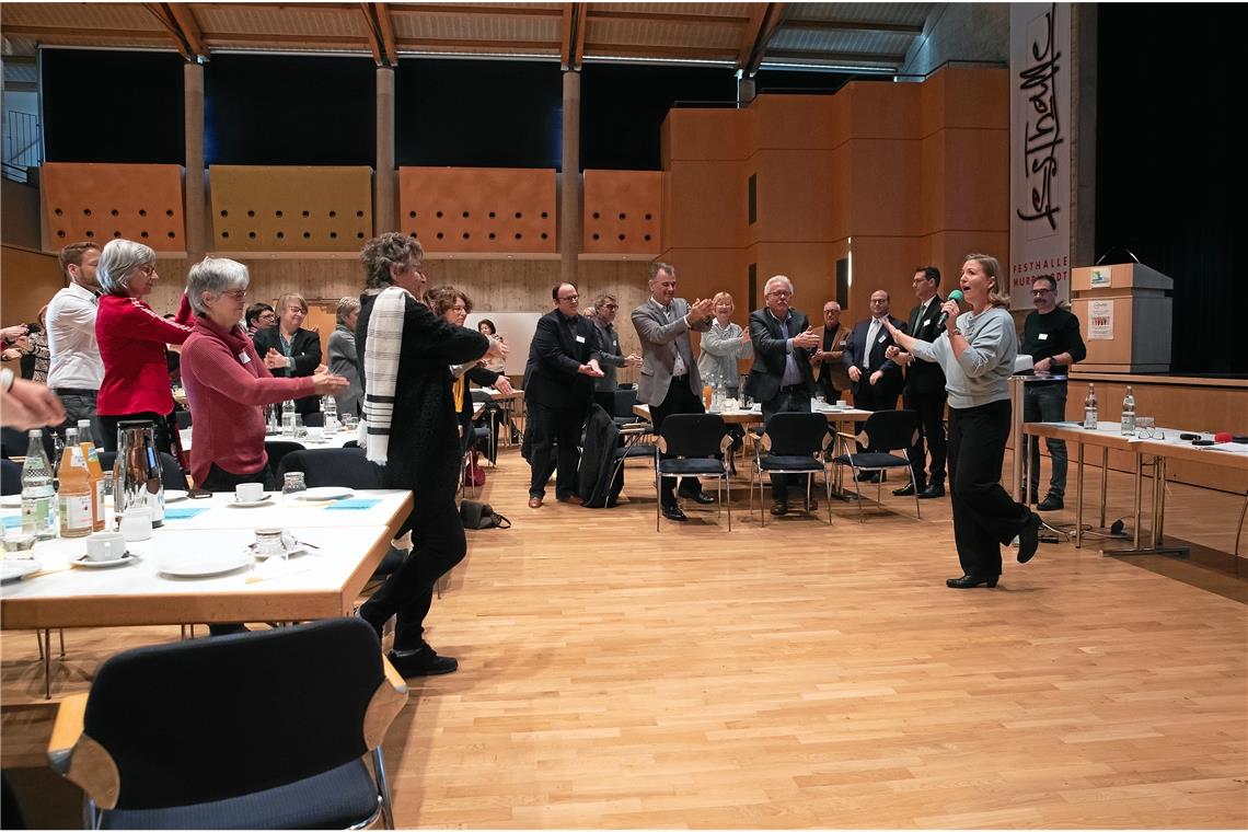 Mit Teilhabe lebt es sich im Alter besser Mit Musik und Rhythmus können sich ältere Menschen länger fit und aktiv halten: Mit dieser Botschaft trat die Musikgeragogin Sonja Oellermann auf. Foto: J. Fiedler
