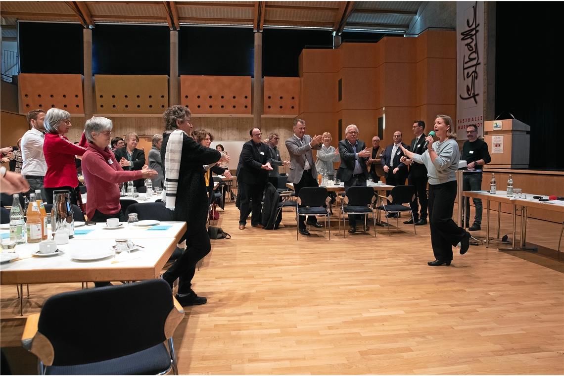 Mit Musik und Rhythmus können sich ältere Menschen länger fit und aktiv halten: Mit dieser Botschaft trat die Musikgeragogin Sonja Oellermann auf. Foto: J. Fiedler