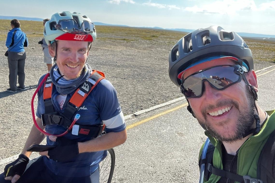 In 18 Tagen bis ans Ende der Welt Mit Muskelkraft durch ganz Europa: Matthias Weber (links) und sein Bruder Oliver radeln 4300 Kilometer bis zum Nordkap, wo das Bild entstand – zusammen mit 280 anderen Athleten. Foto: privat