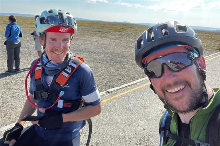 Mit Muskelkraft durch ganz Europa: Matthias Weber (links) und sein Bruder Oliver radeln 4300 Kilometer bis zum Nordkap, wo das Bild entstand – zusammen mit 280 anderen Athleten. Foto: privat