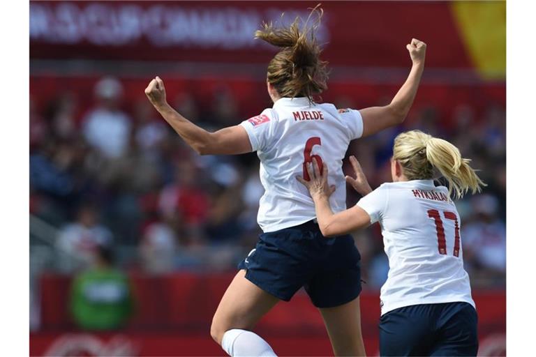 Mit Norwegen zum WM-Auftakt gegen Nigeria gefordert: Spielführerin Maren Mjelde (l). Foto: Carmen Jaspersen
