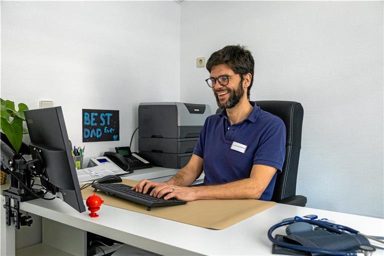 Mit nur einem Klick kann Hausarzt David Callau Monje aktuelle Informationen über den Gesundheitszustand seiner Patienten einsehen und eintragen. Das Problem: Bisher befüllen zu wenige Ärzte die elektronische Patientenakte. Foto: Alexander Becher