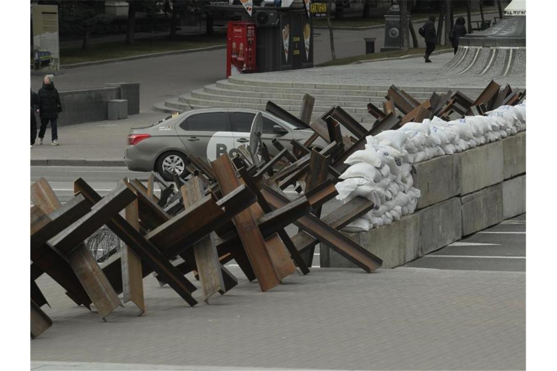 Krieg gegen die Ukraine: So ist die Lage Mit Panzersperren und Sandsäcken versuchen die Bewohnerinnen und Bewohner von Kiew, ihre Stadt vor den russischen Streitkräften zu schützen. Foto: -/Ukrinform/dpa