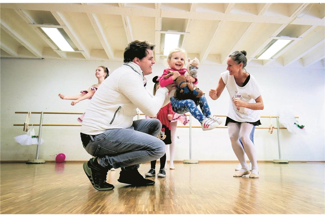 Mit Papa Hendrik und Tanzpädagogin Liane Martínez hatte Noemi viel Spaß beim Tanzen und Hüpfen. Fotos: A. Becher