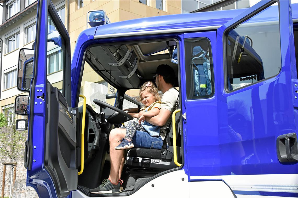 Mit Papa probesitzen im großen THW-Lastwagen. Tulpenfrühling in Backnang 2024. S...