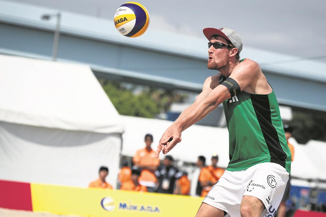 Mit Partner Philipp Arne Bergmann in China im Achtelfinale gestoppt: Yannick Harms.Foto: FIVB