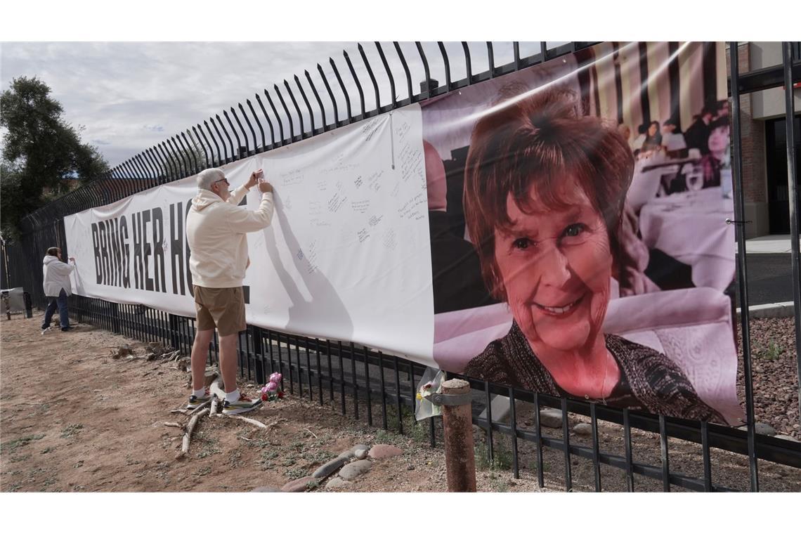 Mit Plakaten versuchen Anwohner die Suche nach der verschwundenen Seniorin Nancy Guthrie in Tuscon, Arizona, zu unterstützen.