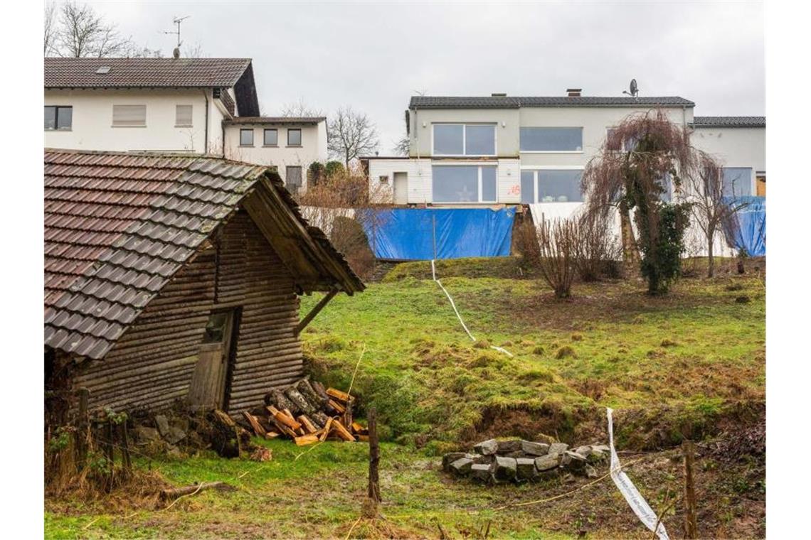 Vier Wohnhäuser nach Erdrutsch in Schopfheim evakuiert Mit Planen abgedeckt ist die Abbruchkante nach einem Erdrutsch in Schopfheim. Foto: Philipp von Ditfurth/dpa