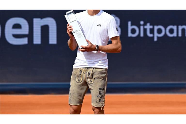 Mit Pokal und Lederhose: Alexander Zverev bejubelt seinen Sieg beim ATP-Turnier in München.