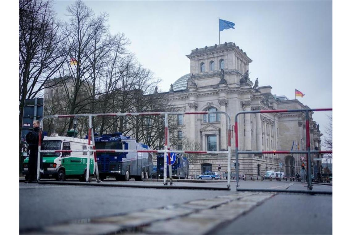 Pro und contra: Bundestag berät über allgemeine Impfpflicht Mit Polizeiabsperrungen und Wasserwerfern wird das Reichstagsgebäude gesichert. Foto: Kay Nietfeld/dpa