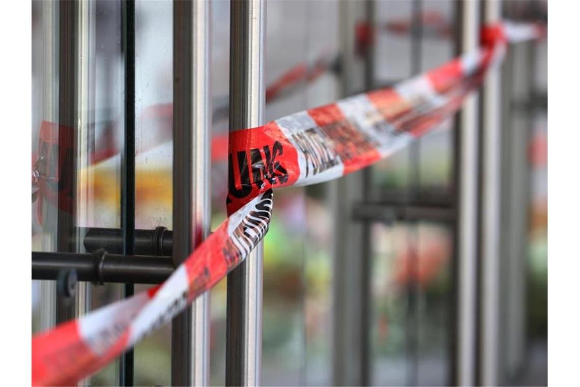 Mit Polizeiband abgesperrt ist ein Kaufhaus, in dem ein Mann Menschen mit einem Messer attackiert hatte. Foto: Karl-Josef Hildenbrand/dpa