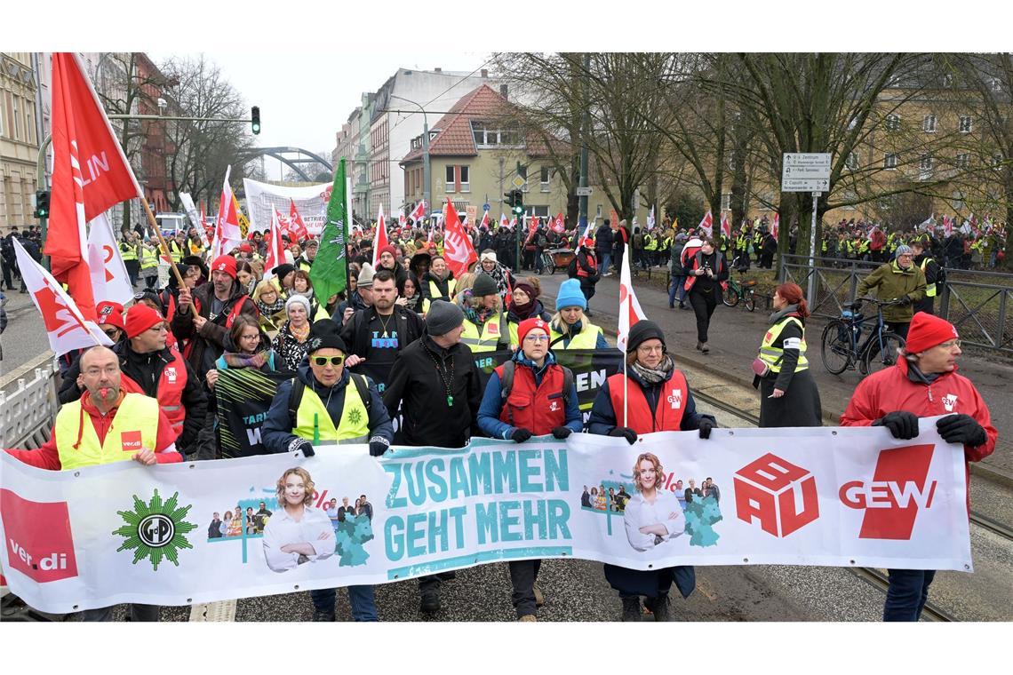 Mit Protesten begleiteten Beschäftigte die Verhandlungen in Potsdam.